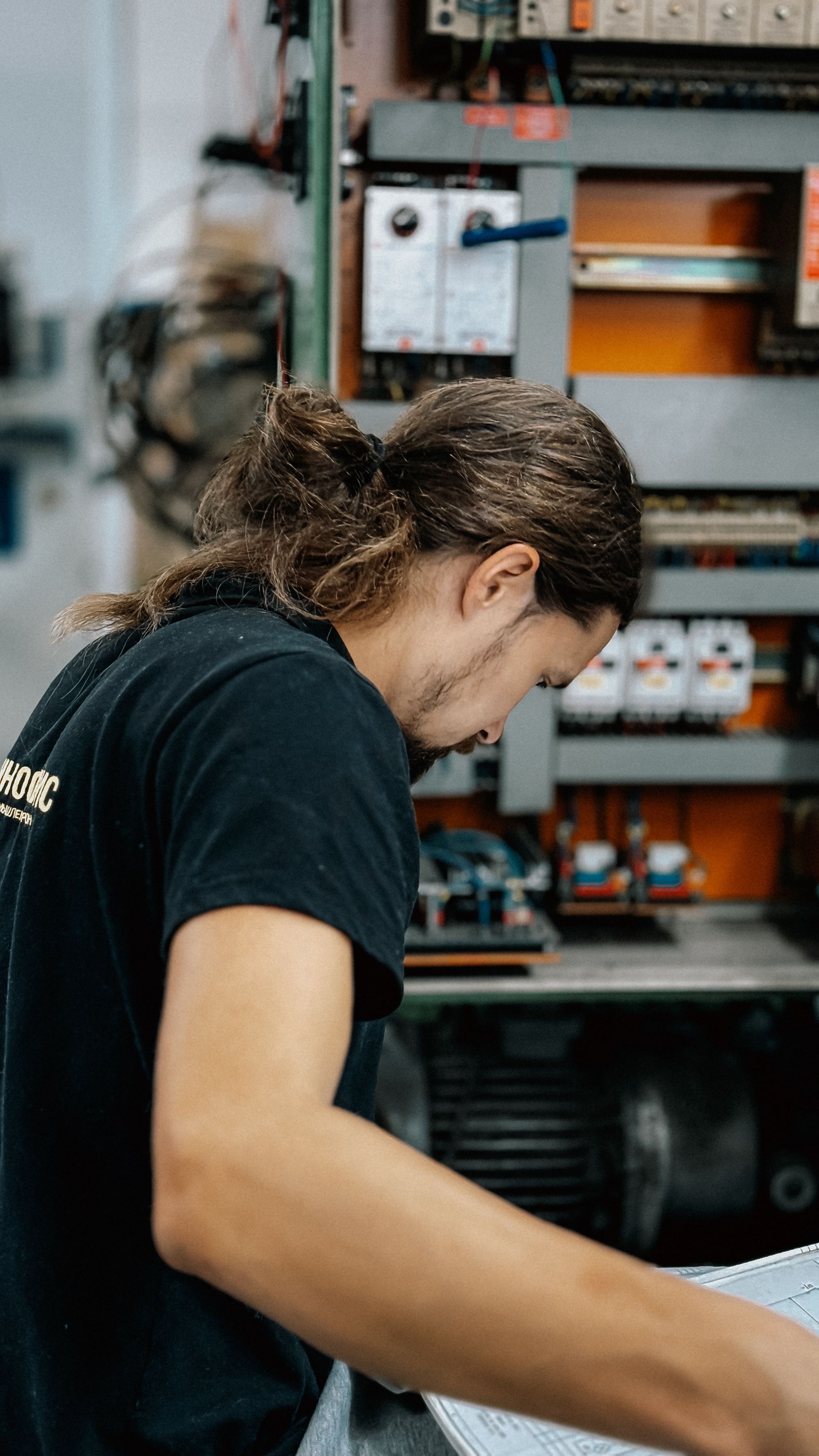 Électricien au travail sur un panneau commercial